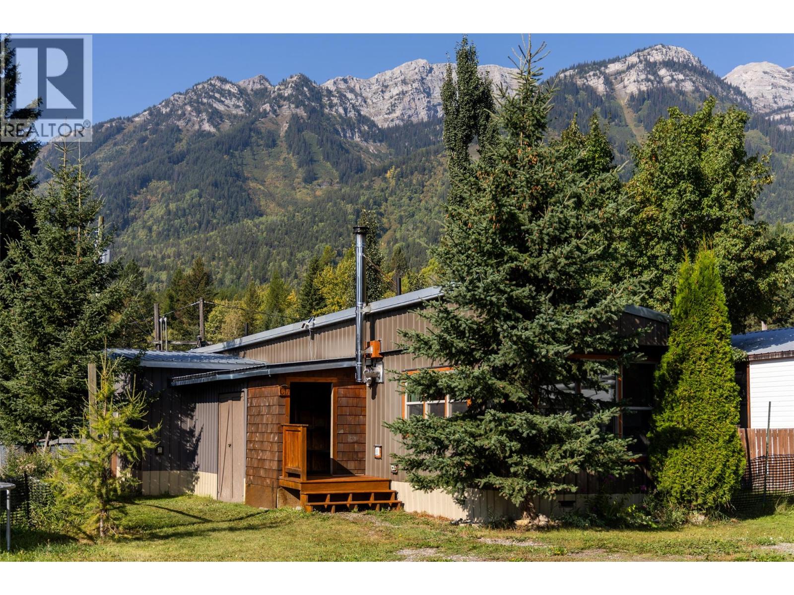 <div class="slider-price">$220,000</div><p>1333 Dicken Road Unit# C17, Fernie, British Columbia</p>