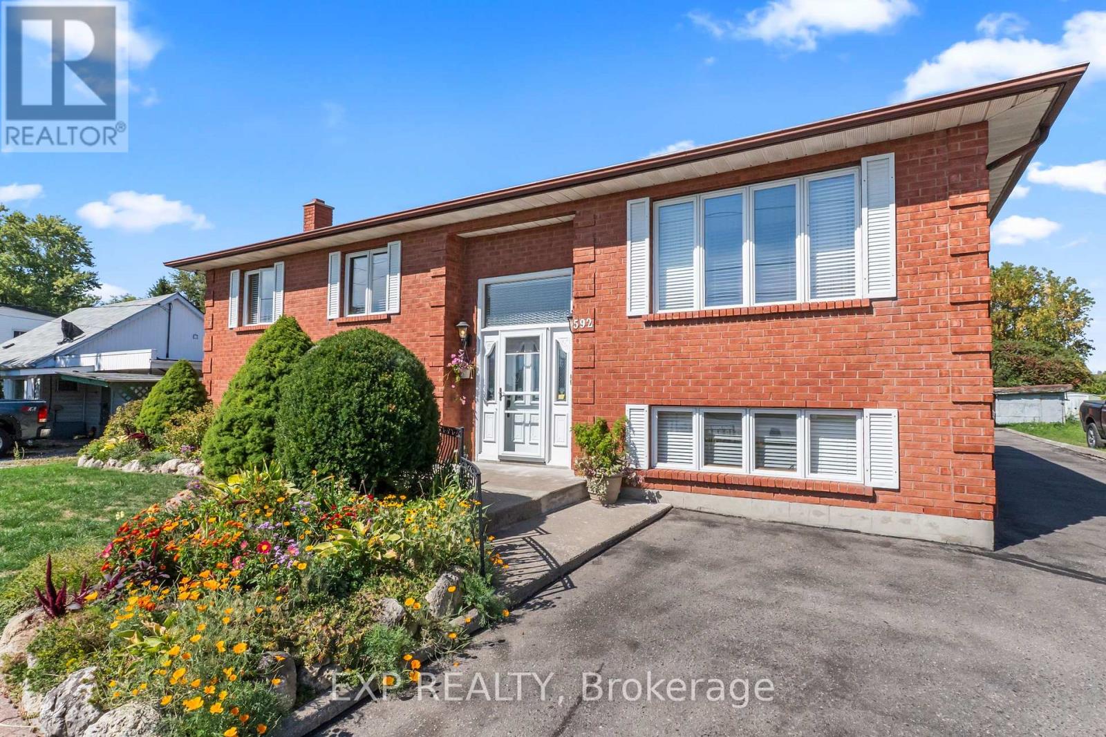 592 Taunton Road W, Oshawa, Ontario  L1H 7K4 - Photo 2 - E12411644