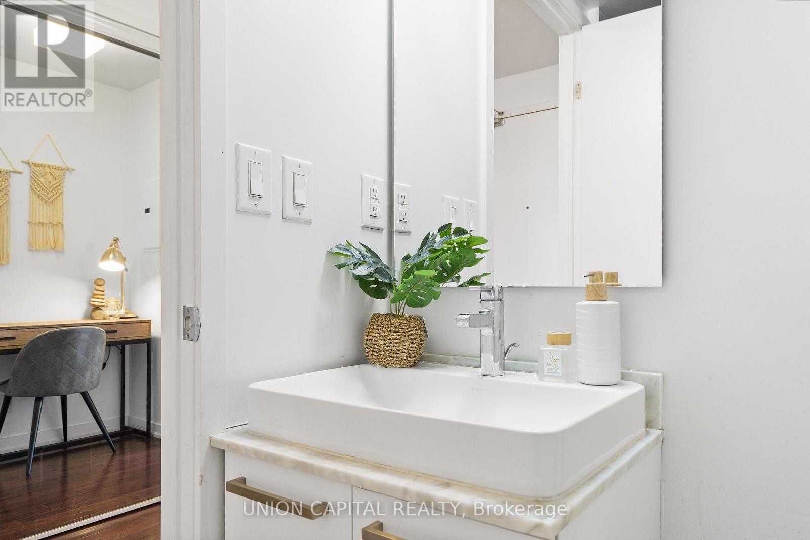 501 - 12 York Street, Toronto, Ontario  M5J 0A9 - Photo 12 - C12412496