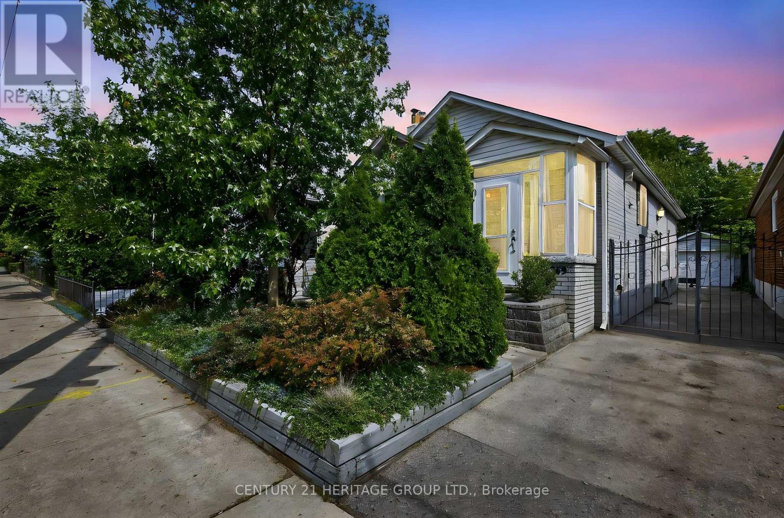 1269 Broadview Avenue, Toronto, Ontario  M4K 2T5 - Photo 2 - E12412467