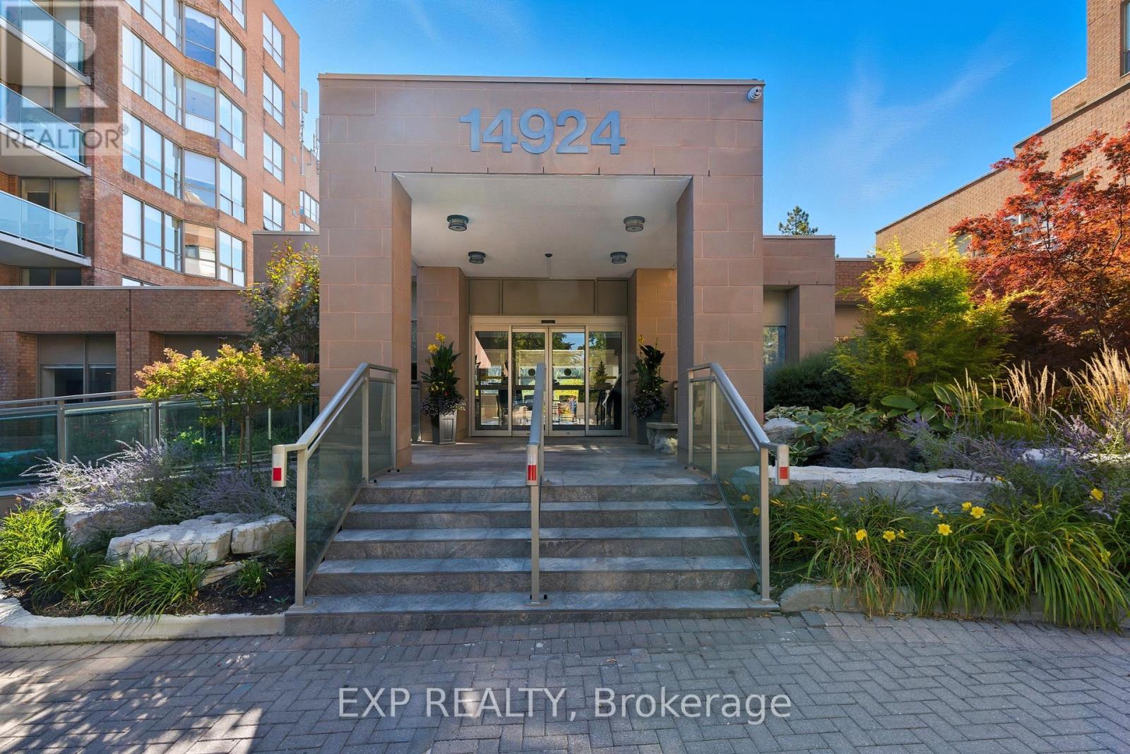 111 - 14924 Yonge Street, Aurora, Ontario  L4G 6H7 - Photo 1 - N12412592