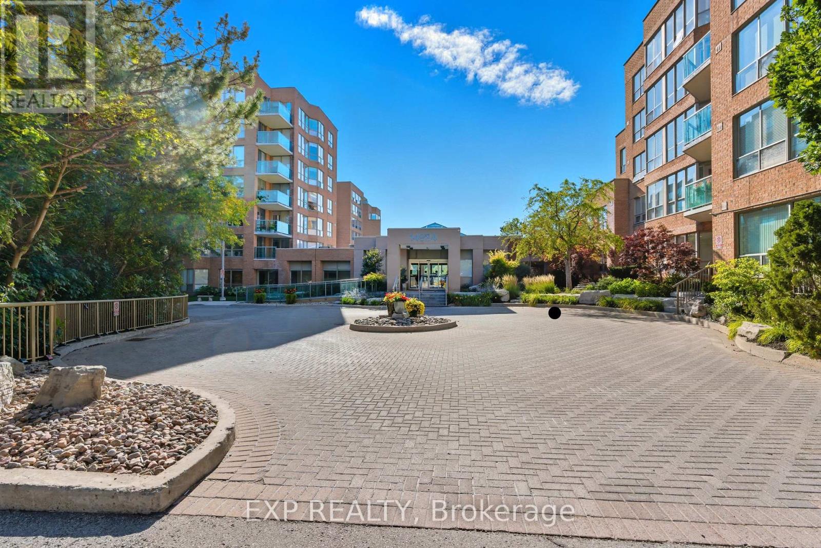 111 - 14924 Yonge Street, Aurora, Ontario  L4G 6H7 - Photo 2 - N12412592