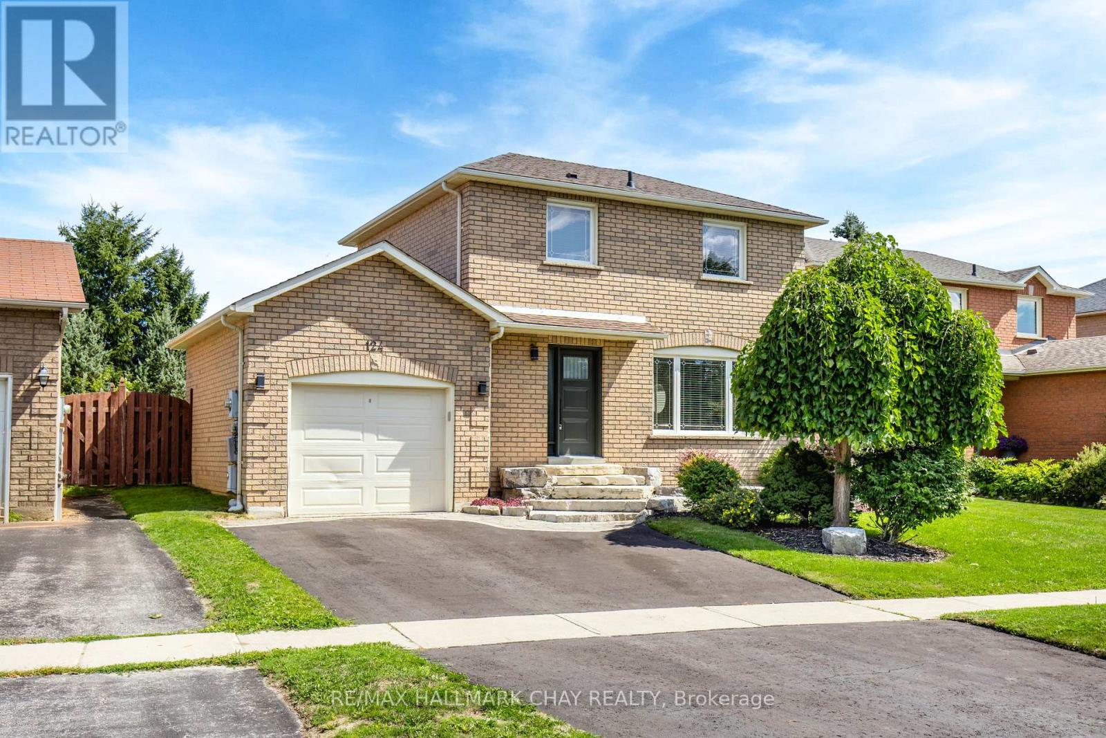 124 Brown Street, Barrie, Ontario  L4N 7V7 - Photo 2 - S12412480