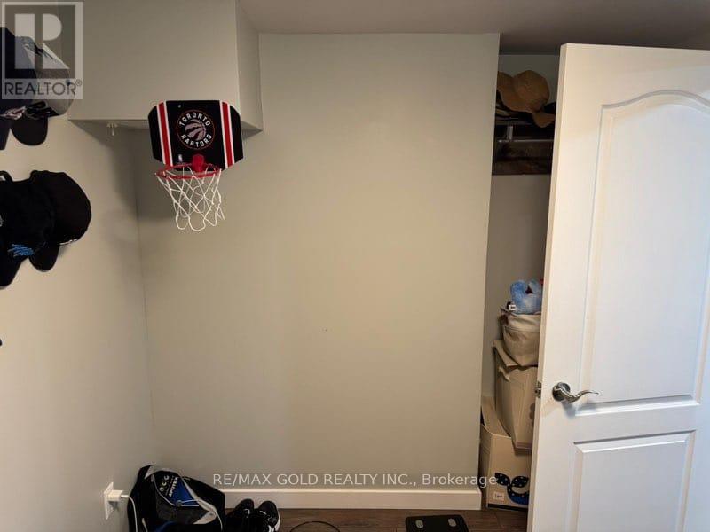 31 Cathedral Road, Brampton, Ontario  L6W 2P1 - Photo 22 - W12412537