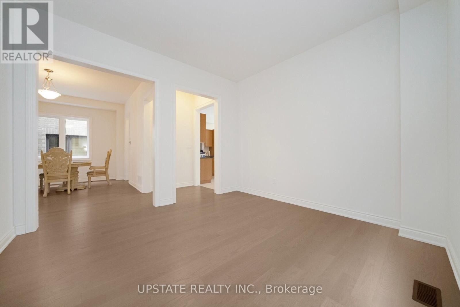 7 James Walker Avenue, Caledon, Ontario  L7C 4M9 - Photo 5 - W12412643