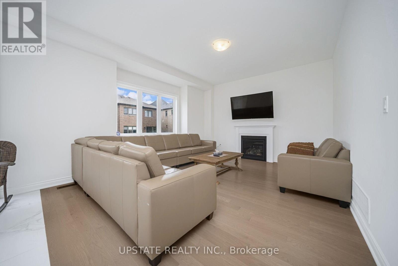 7 James Walker Avenue, Caledon, Ontario  L7C 4M9 - Photo 8 - W12412643