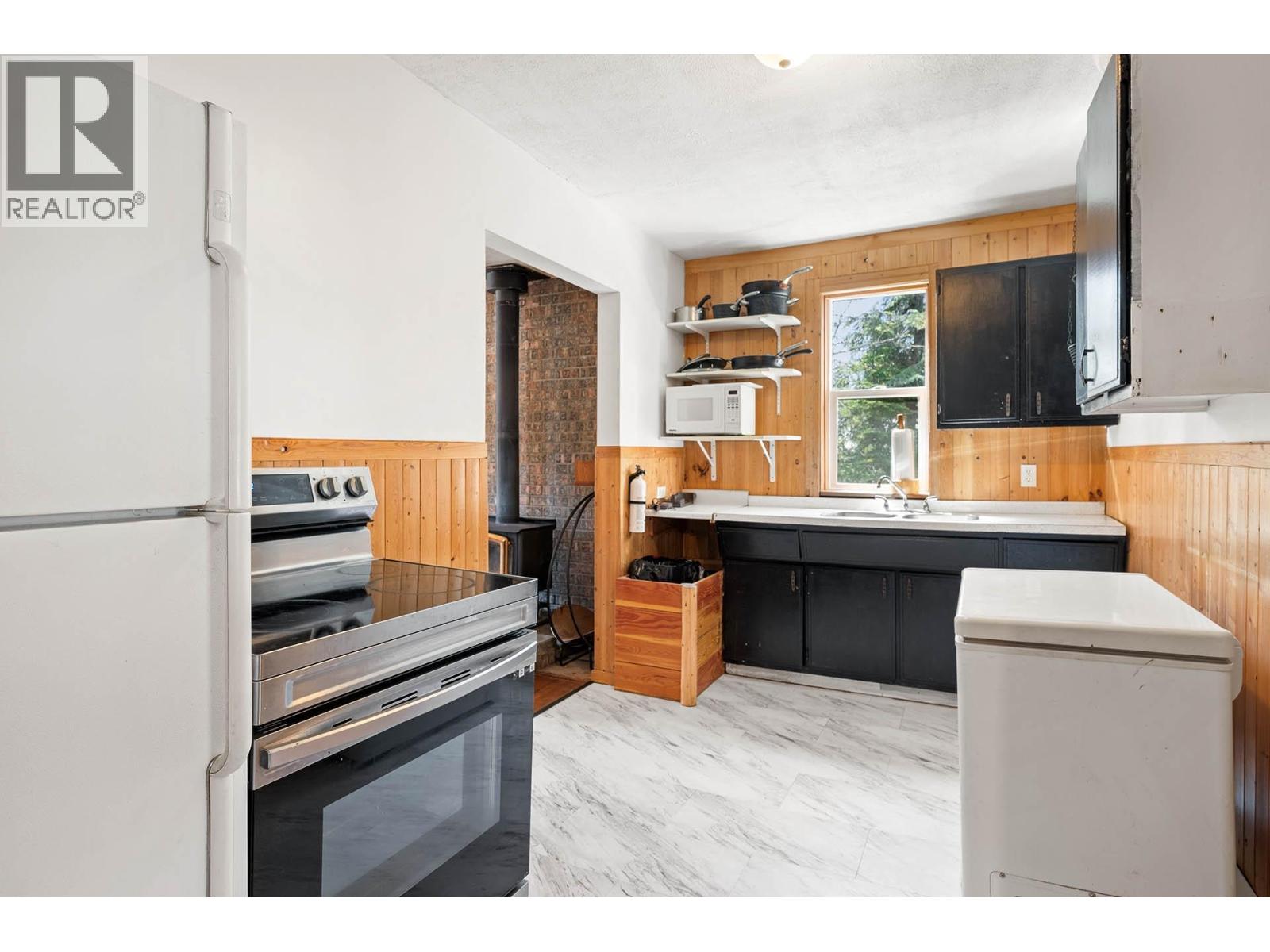 817 Main Street, Blue River, British Columbia  V0E 1J0 - Photo 4 - 10363269