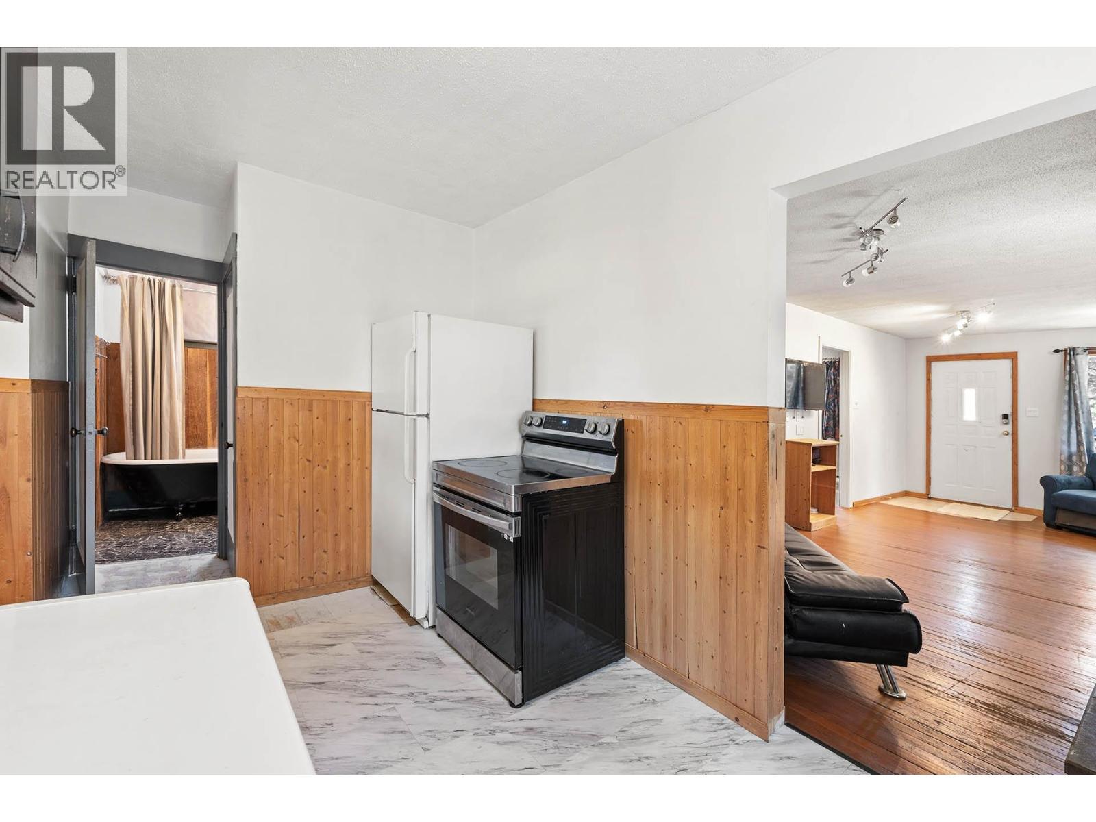 817 Main Street, Blue River, British Columbia  V0E 1J0 - Photo 6 - 10363269