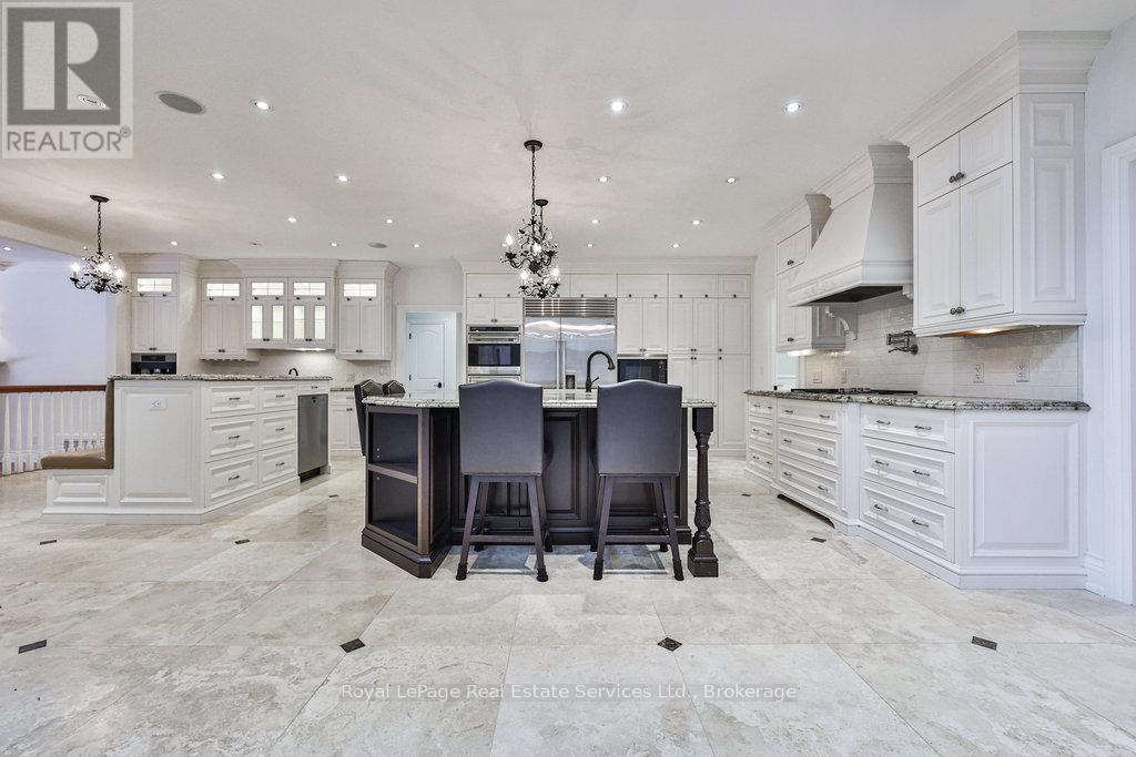 24 Raymar Place, Oakville, Ontario  L6J 6M1 - Photo 10 - W12412801