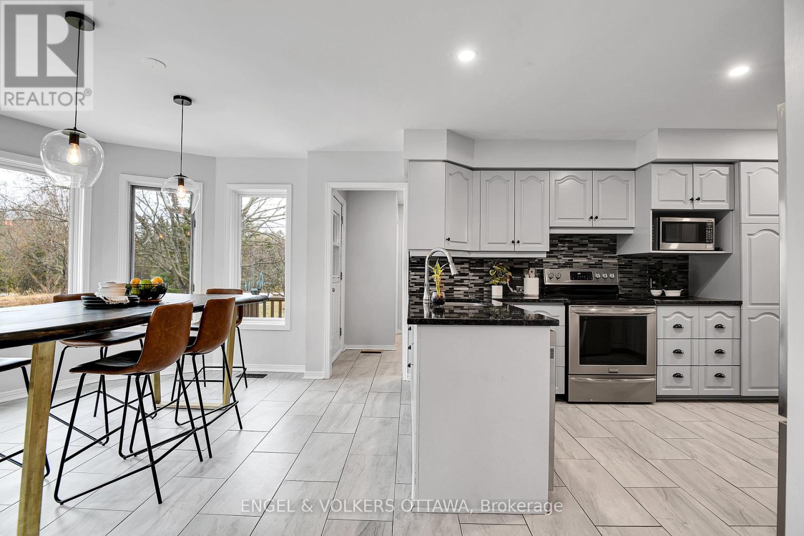 102 Delaney Drive, Ottawa, Ontario  K0A 1L0 - Photo 12 - X12412815