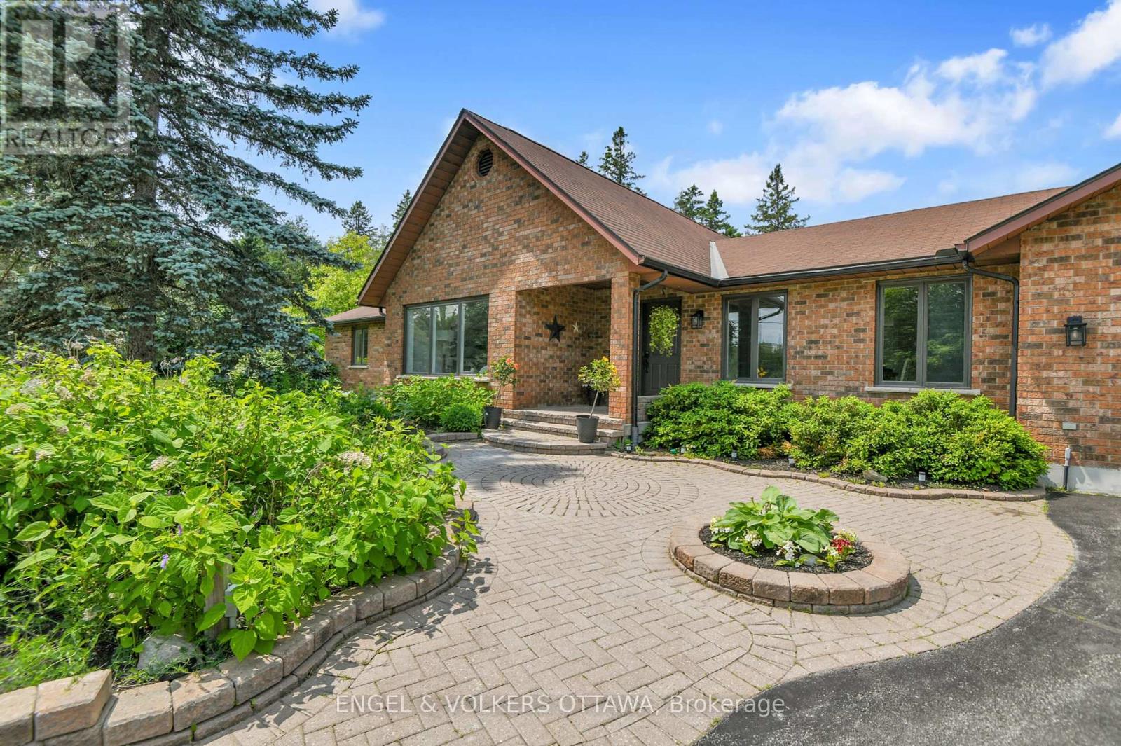 102 Delaney Drive, Ottawa, Ontario  K0A 1L0 - Photo 3 - X12412815
