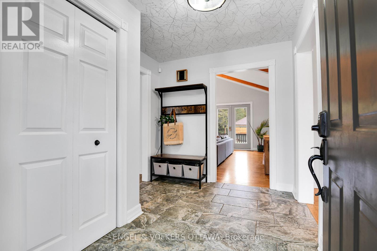 102 Delaney Drive, Ottawa, Ontario  K0A 1L0 - Photo 4 - X12412815