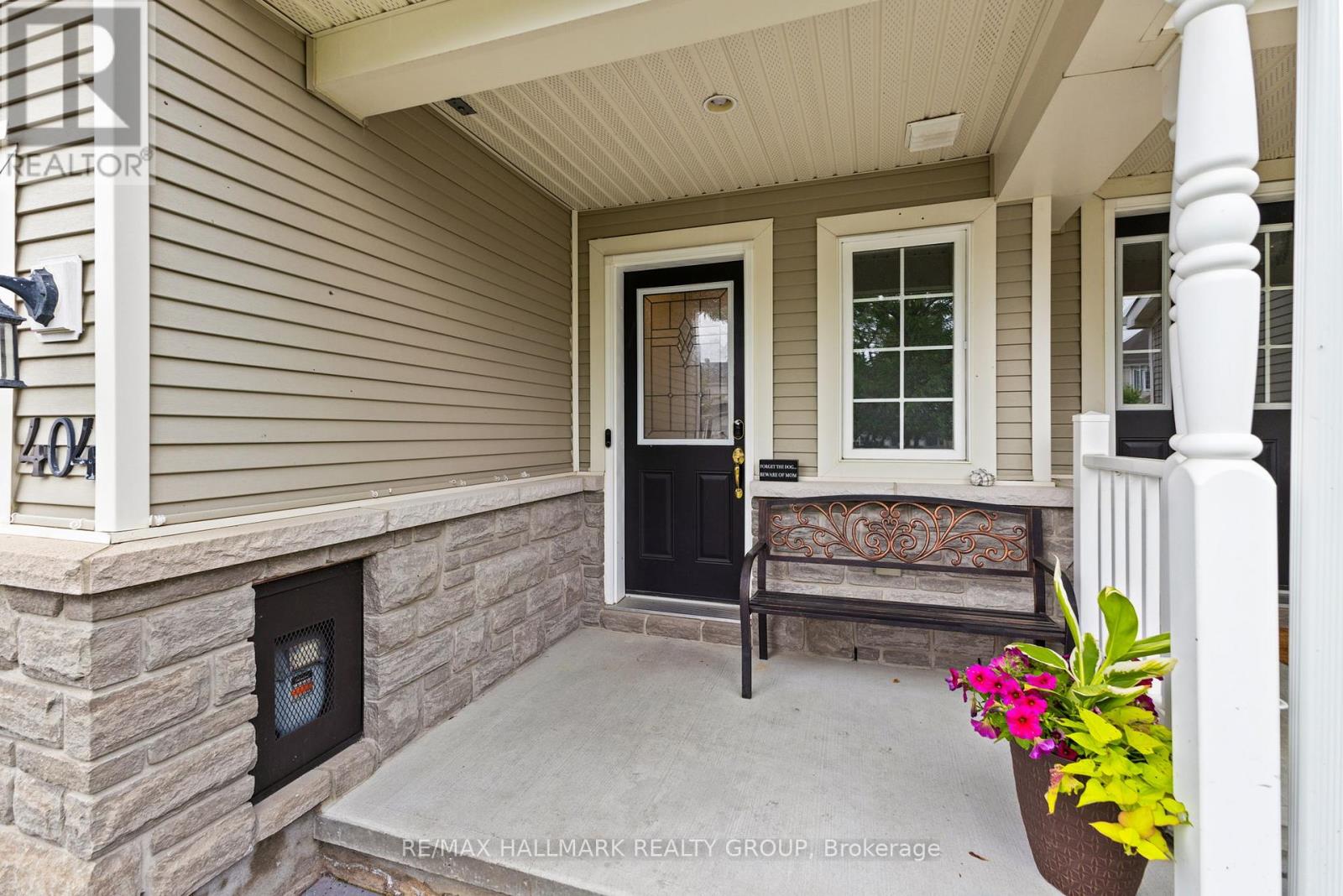 404 Wisteria Crescent, Ottawa, Ontario  K1V 0P1 - Photo 4 - X12412886