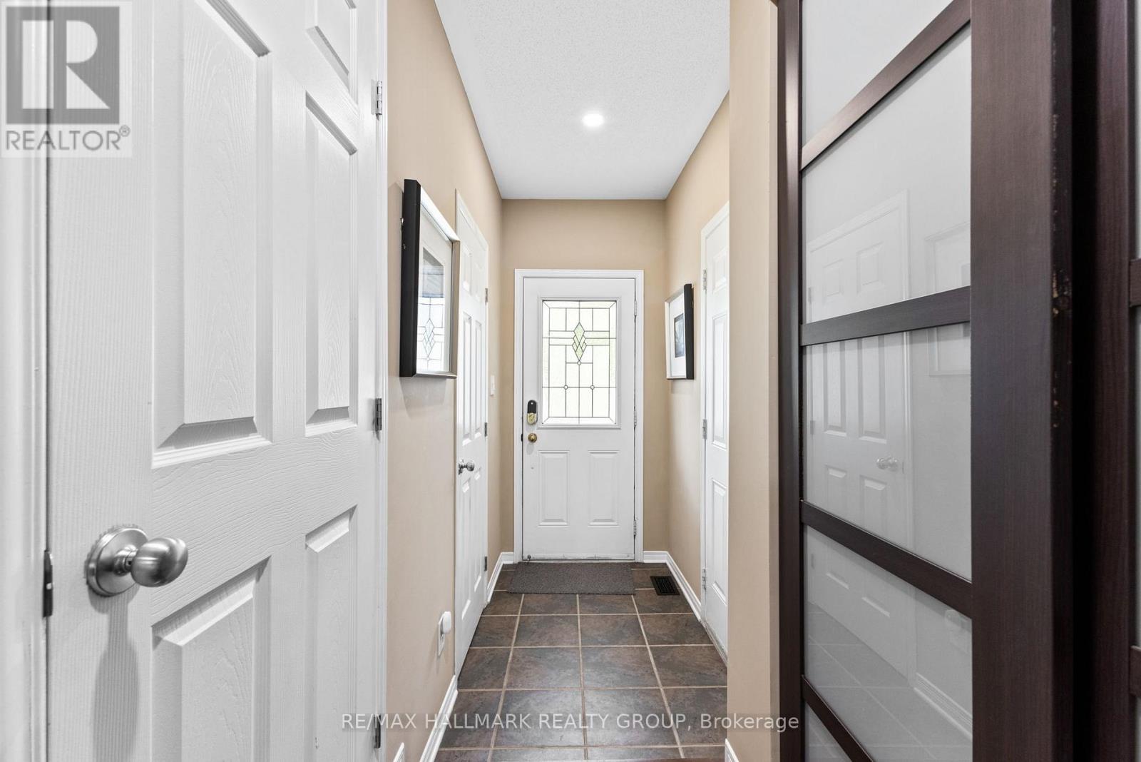404 Wisteria Crescent, Ottawa, Ontario  K1V 0P1 - Photo 5 - X12412886