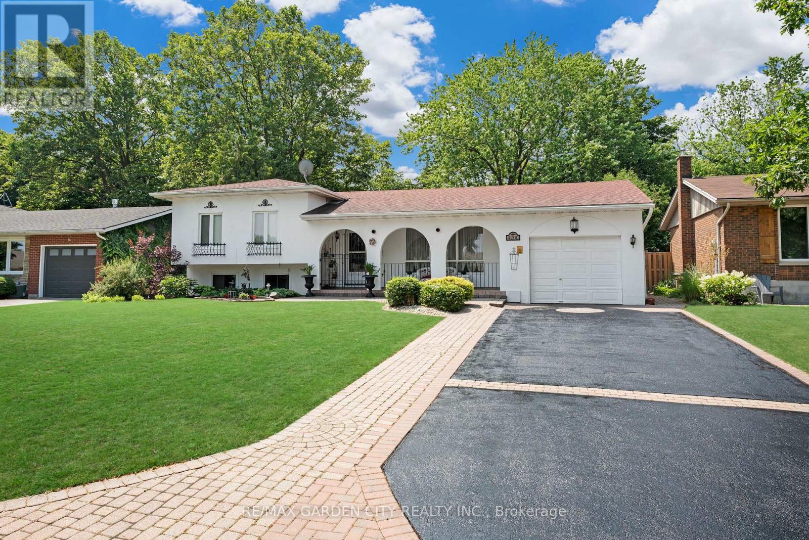 4200 Eastdale Drive, Lincoln, Ontario  L3J 0N3 - Photo 2 - X12412489
