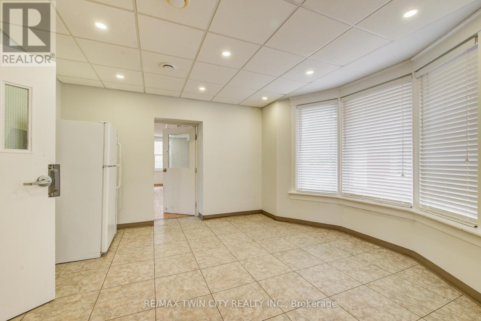 19 Schneider Avenue, Kitchener, Ontario  N2G 1K7 - Photo 6 - X12412655