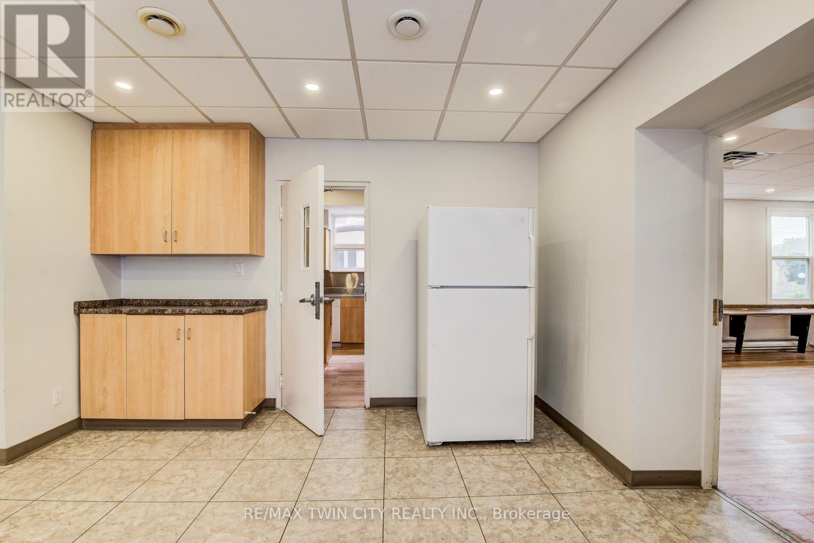 19 Schneider Avenue, Kitchener, Ontario  N2G 1K7 - Photo 7 - X12412655