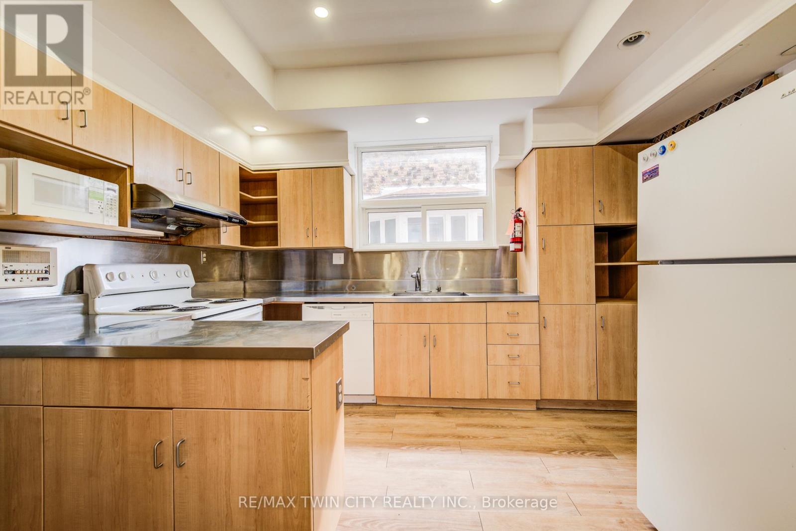 19 Schneider Avenue, Kitchener, Ontario  N2G 1K7 - Photo 9 - X12412655