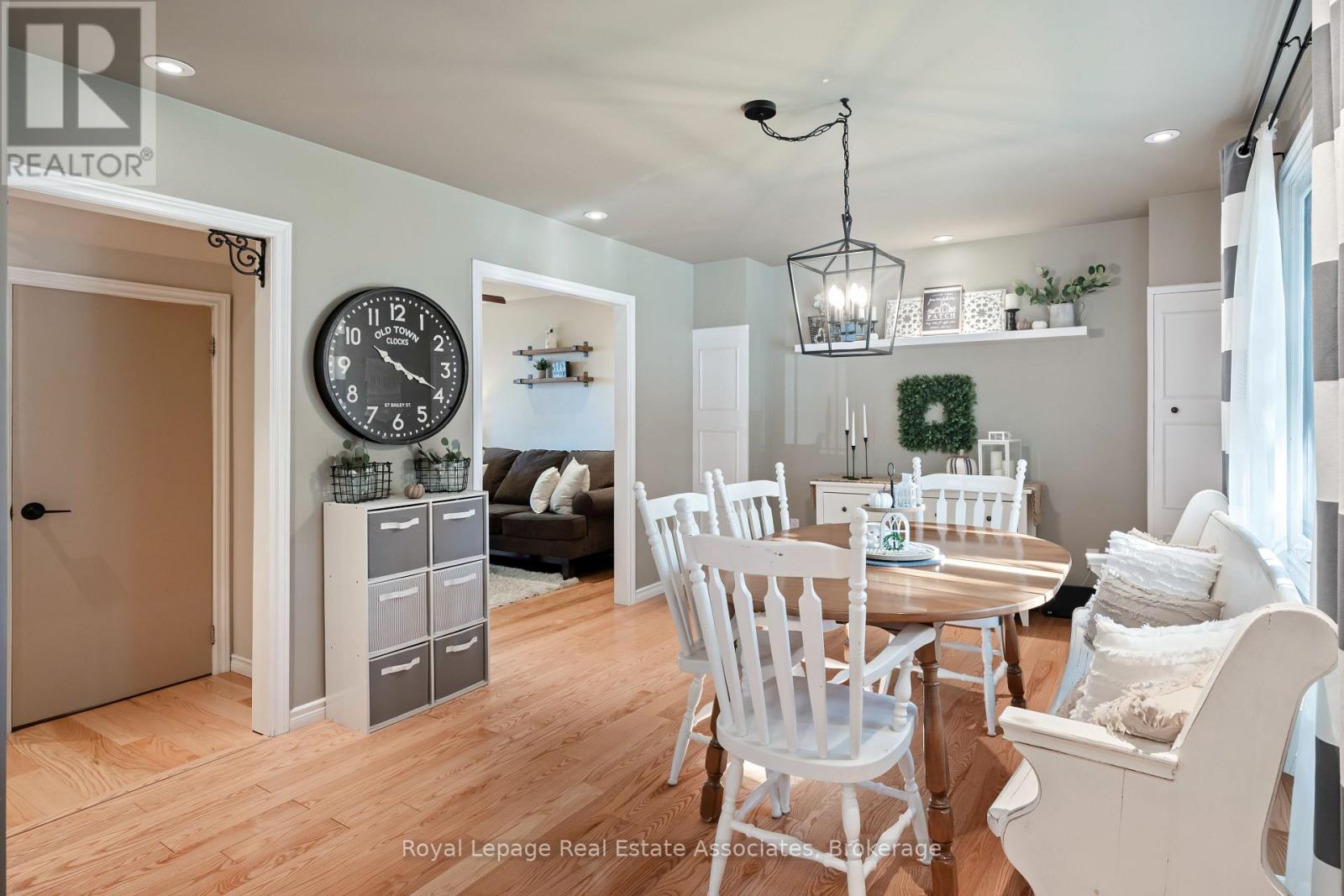 10 Normandy Boulevard, Halton Hills, Ontario  L7G 1W1 - Photo 8 - W12412683