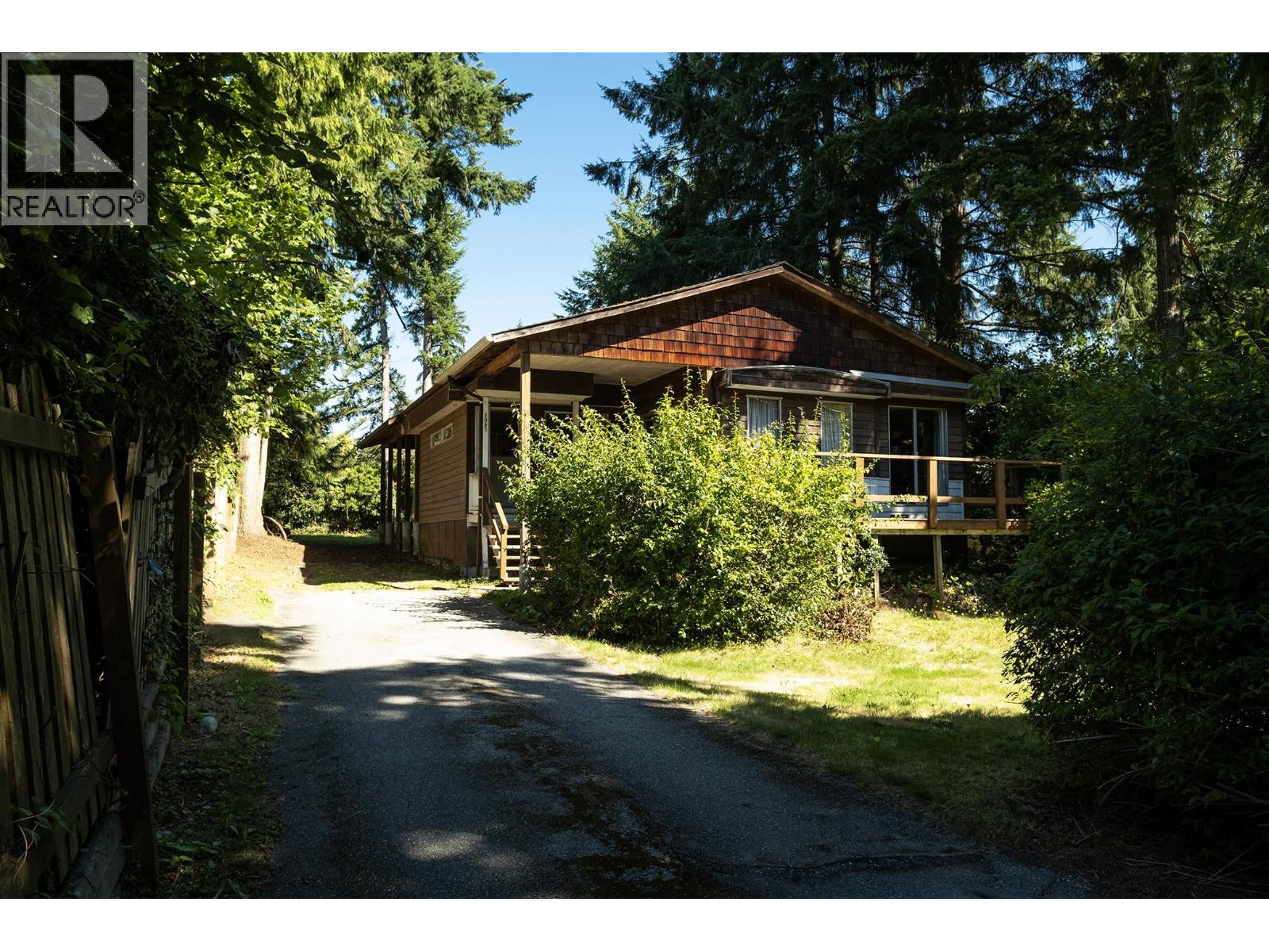 1022 Fairview Road, Gibsons, British Columbia  V0N 1V3 - Photo 2 - R3049642
