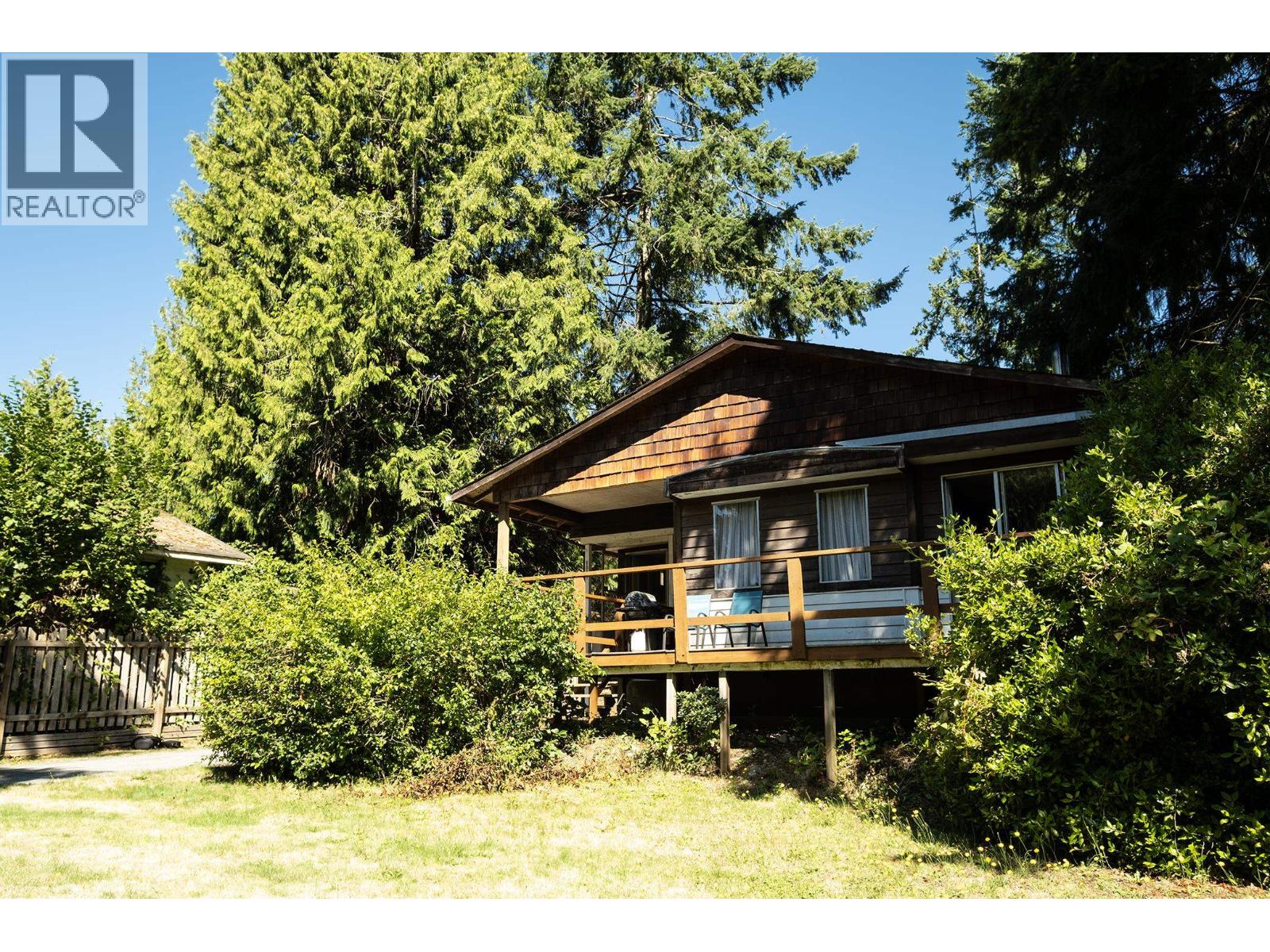 1022 Fairview Road, Gibsons, British Columbia  V0N 1V3 - Photo 3 - R3049642