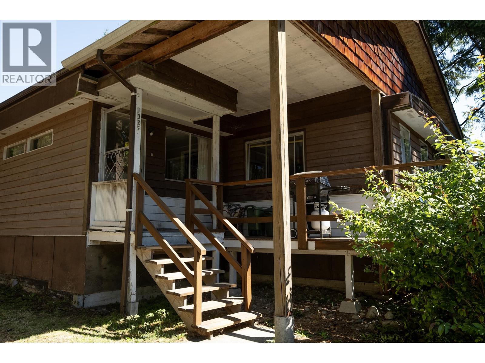 1022 Fairview Road, Gibsons, British Columbia  V0N 1V3 - Photo 4 - R3049642