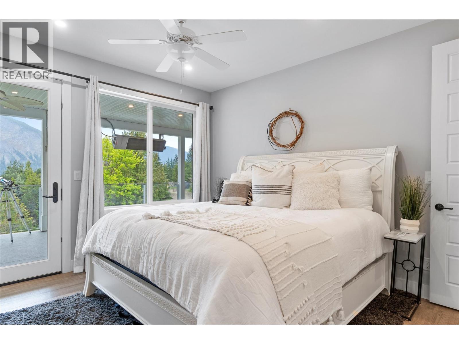 2030 Canoe Beach Drive Ne, Salmon Arm, British Columbia  V1E 2M5 - Photo 22 - 10363422