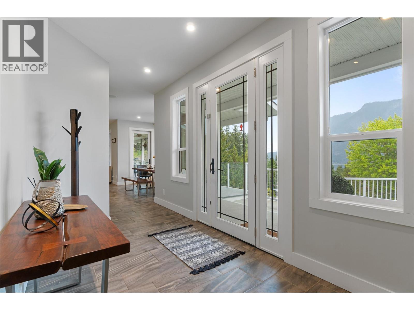2030 Canoe Beach Drive Ne, Salmon Arm, British Columbia  V1E 2M5 - Photo 7 - 10363422