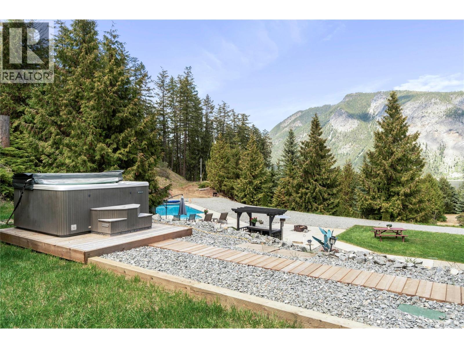 2030 Canoe Beach Drive Ne, Salmon Arm, British Columbia  V1E 2M5 - Photo 49 - 10363422