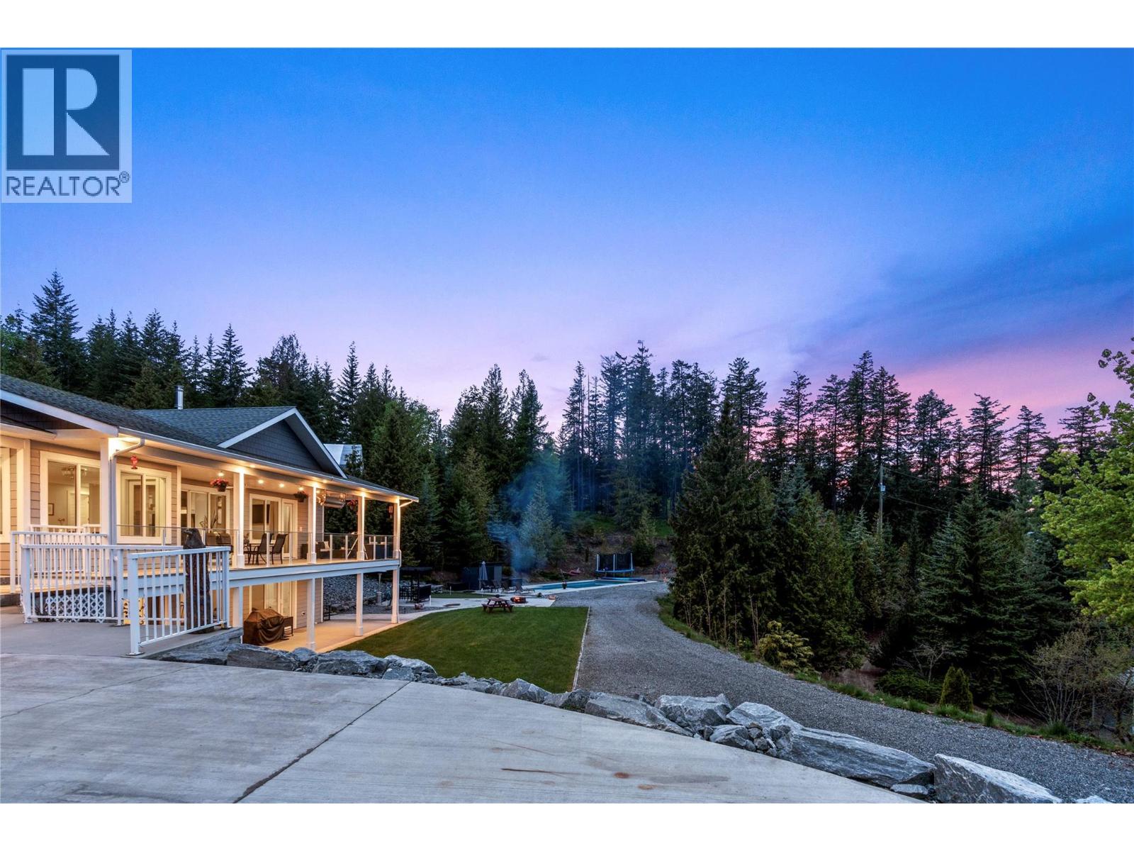 2030 Canoe Beach Drive Ne, Salmon Arm, British Columbia  V1E 2M5 - Photo 3 - 10363422