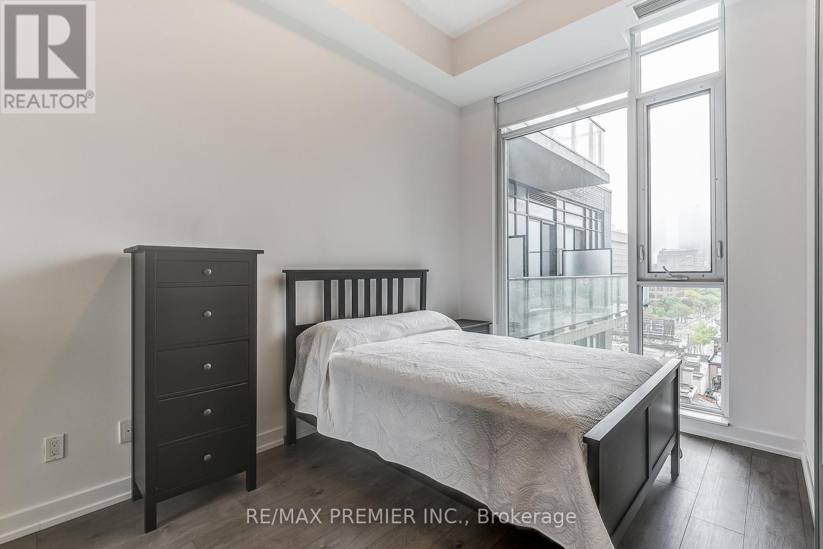 1002 - 297 College Street, Toronto, Ontario  M5T 1S2 - Photo 16 - C12412828