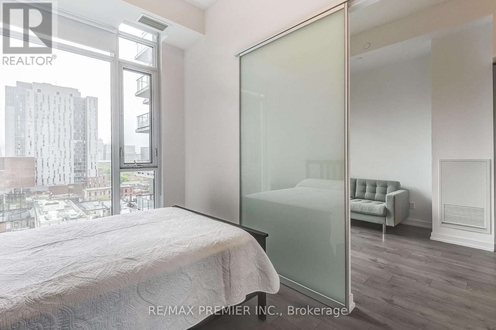 1002 - 297 College Street, Toronto, Ontario  M5T 1S2 - Photo 17 - C12412828