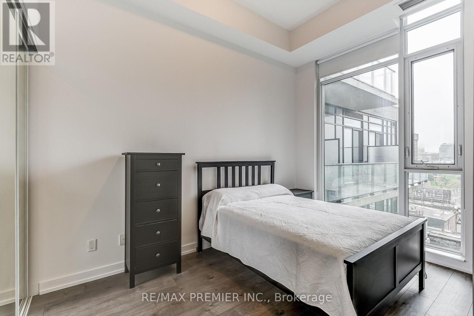 1002 - 297 College Street, Toronto, Ontario  M5T 1S2 - Photo 18 - C12412828