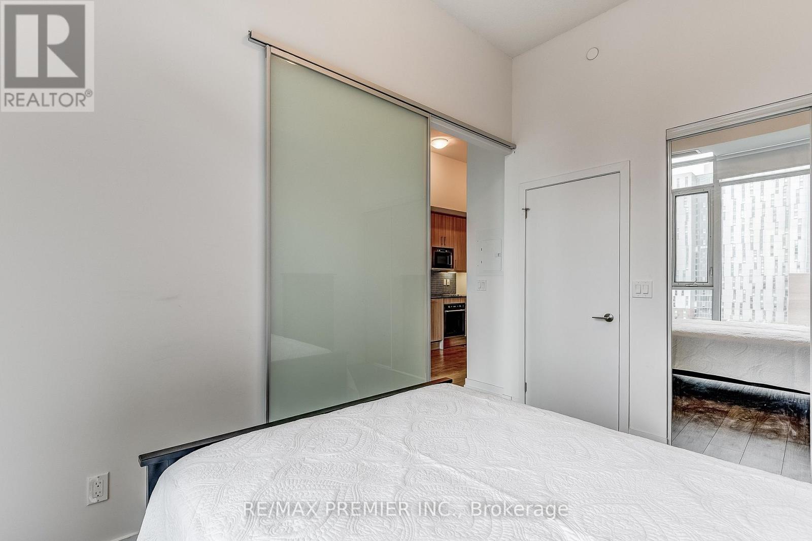 1002 - 297 College Street, Toronto, Ontario  M5T 1S2 - Photo 19 - C12412828