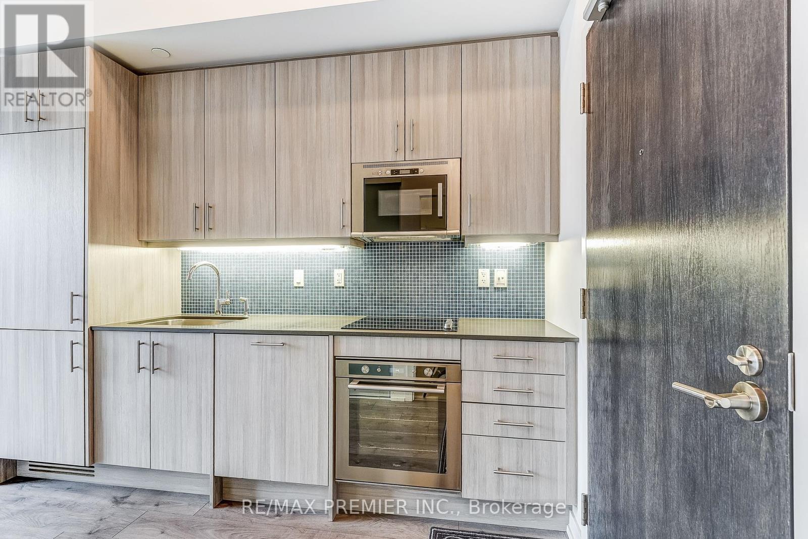 1002 - 297 College Street, Toronto, Ontario  M5T 1S2 - Photo 6 - C12412828