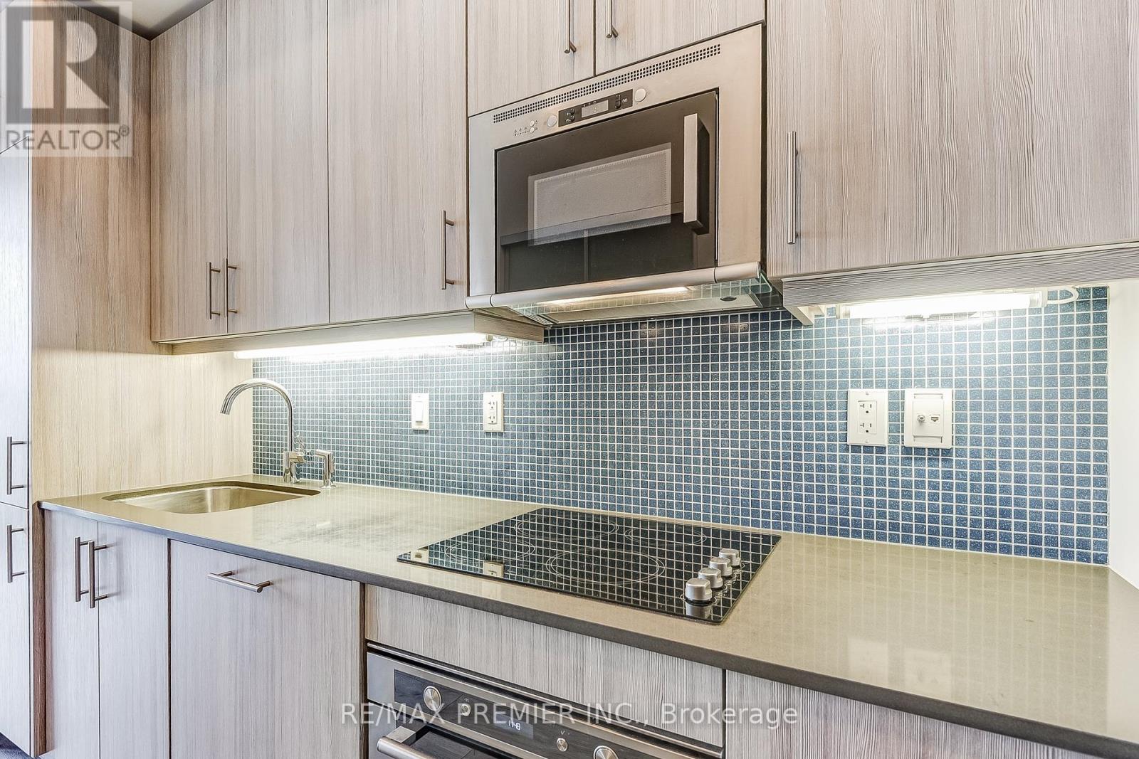 1002 - 297 College Street, Toronto, Ontario  M5T 1S2 - Photo 9 - C12412828