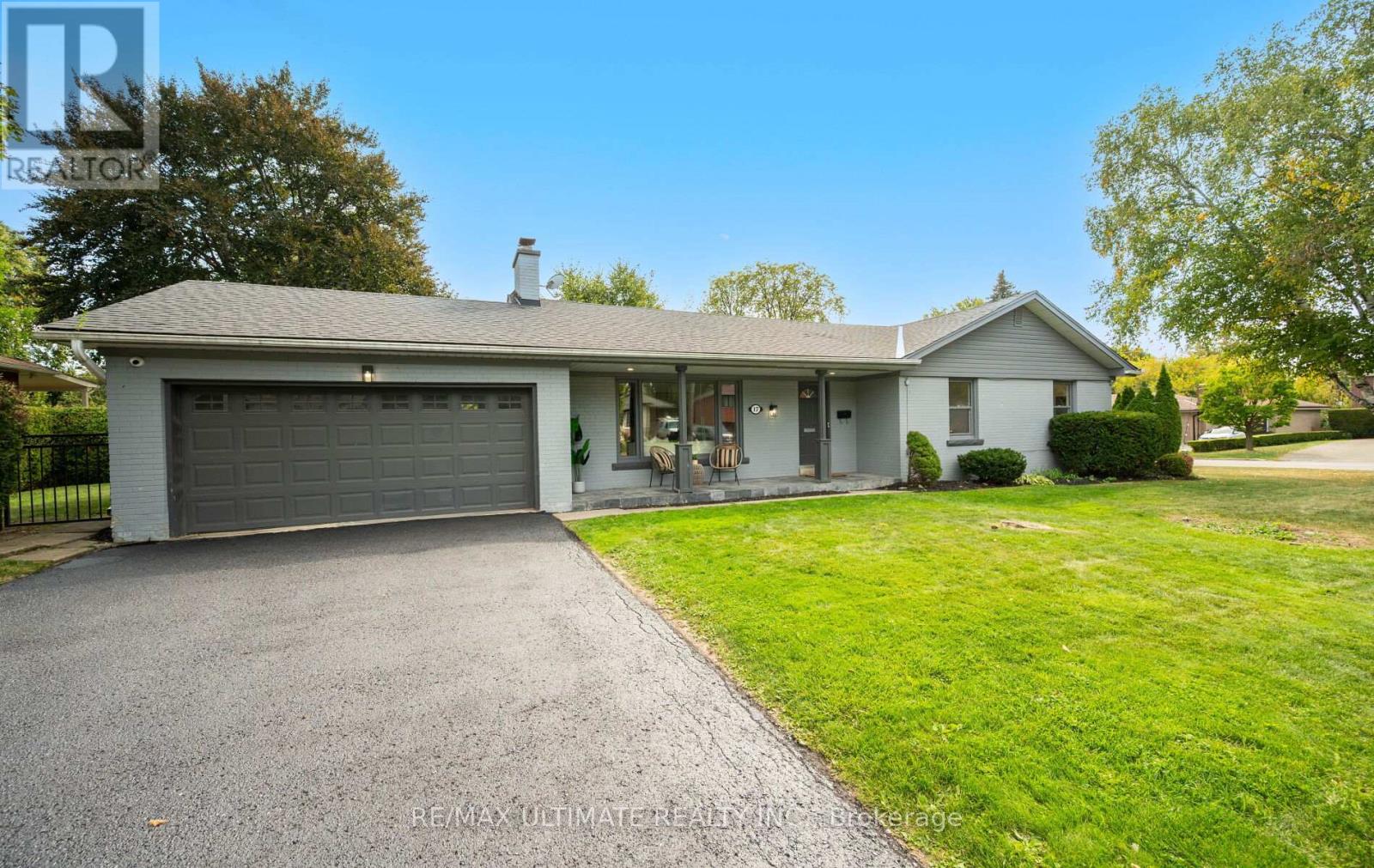 17 Fleetwell Court, Toronto (Willowdale West), Ontario  M2R 1L2 - Photo 3 - C12412854