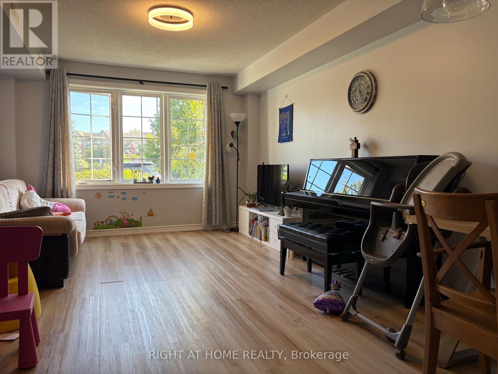 3 - 53 Ferndale Drive S, Barrie, Ontario  L4N 5W9 - Photo 2 - S12398858