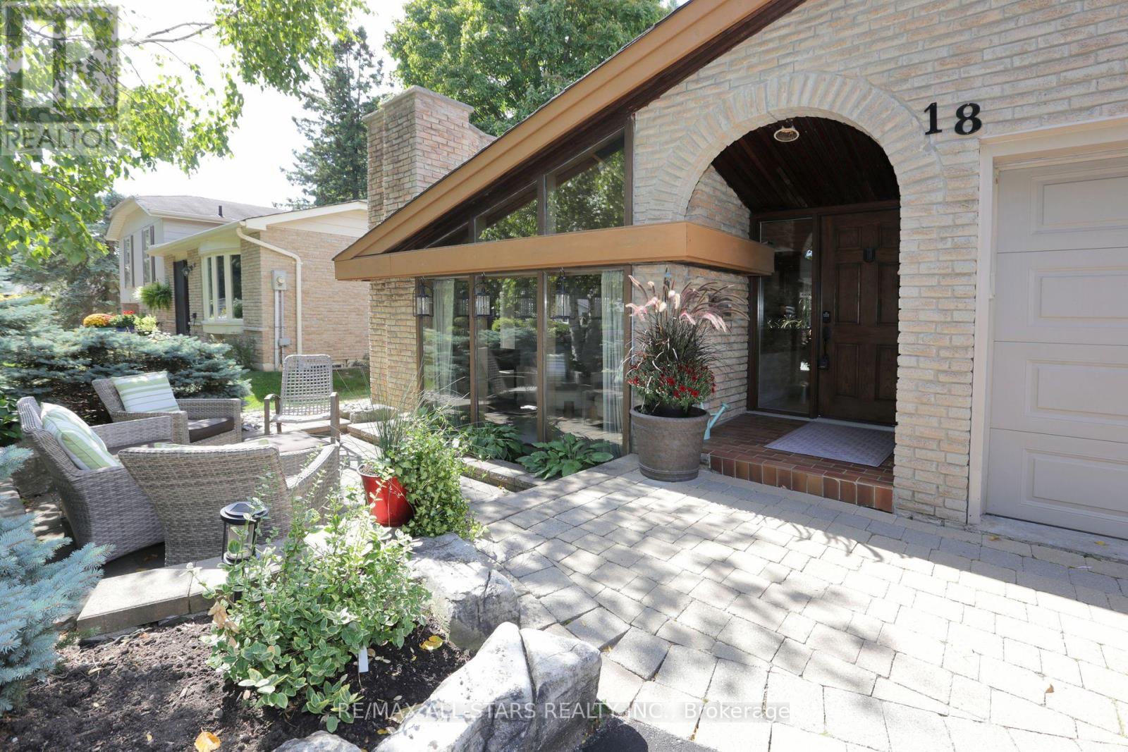 18 Sir Brandiles Place, Markham (Markham Village), Ontario  L3P 2Z5 - Photo 3 - N12412901