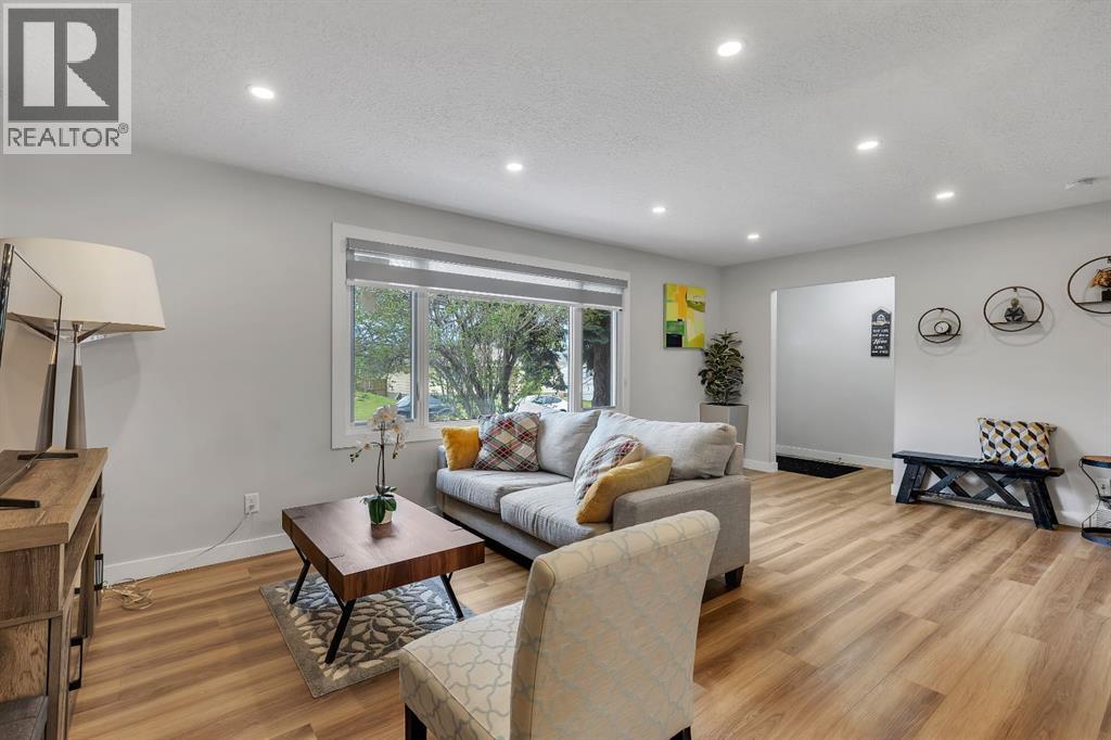 8031 Huntwick Hill Ne, Calgary, Alberta  T2K 4G9 - Photo 4 - A2219660