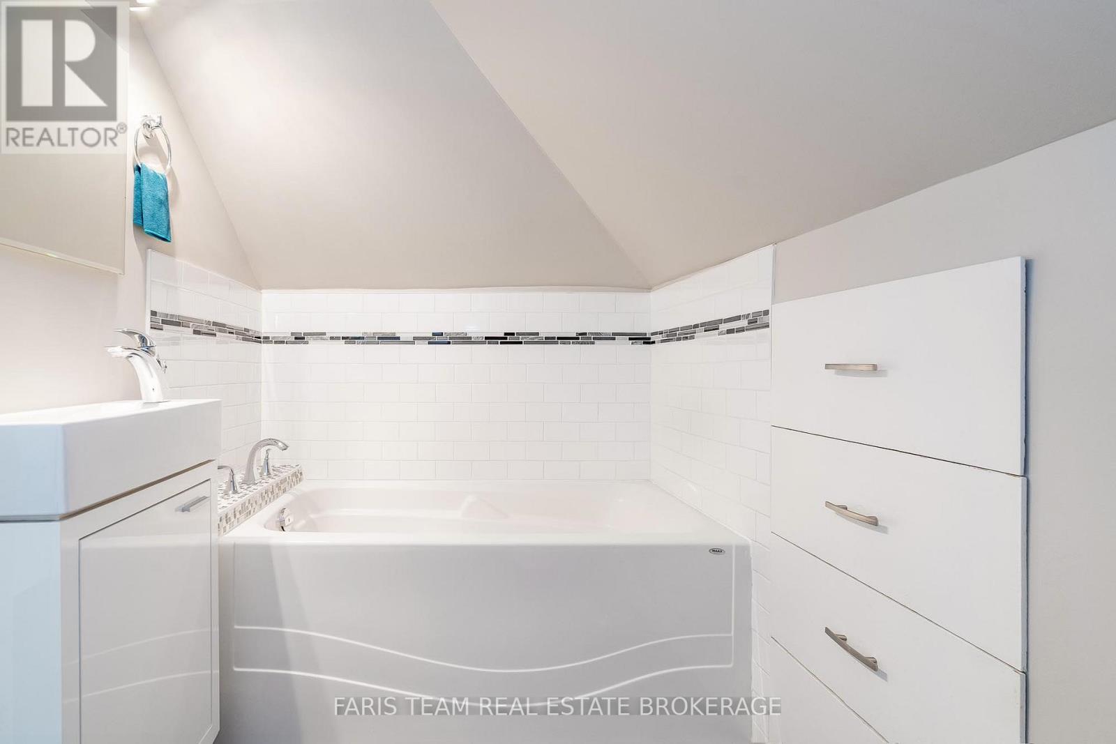 79 Poyntz Street, Penetanguishene, Ontario  L9M 1N9 - Photo 23 - S12412909