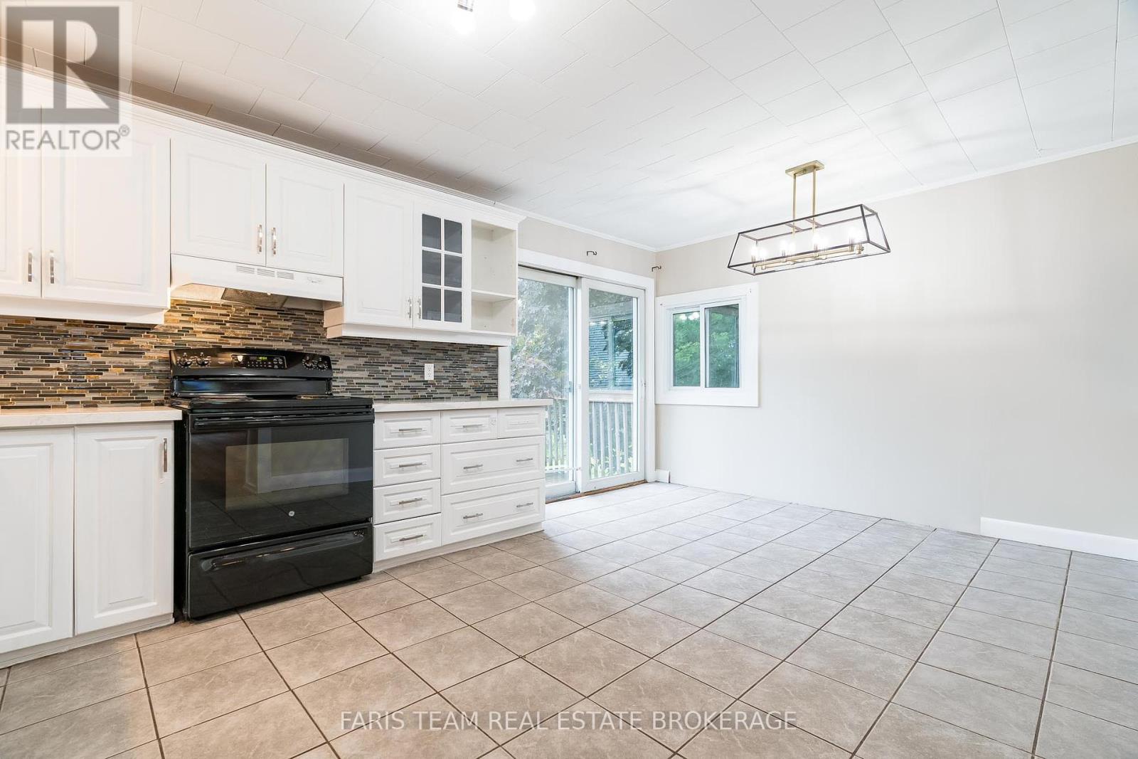 79 Poyntz Street, Penetanguishene, Ontario  L9M 1N9 - Photo 7 - S12412909