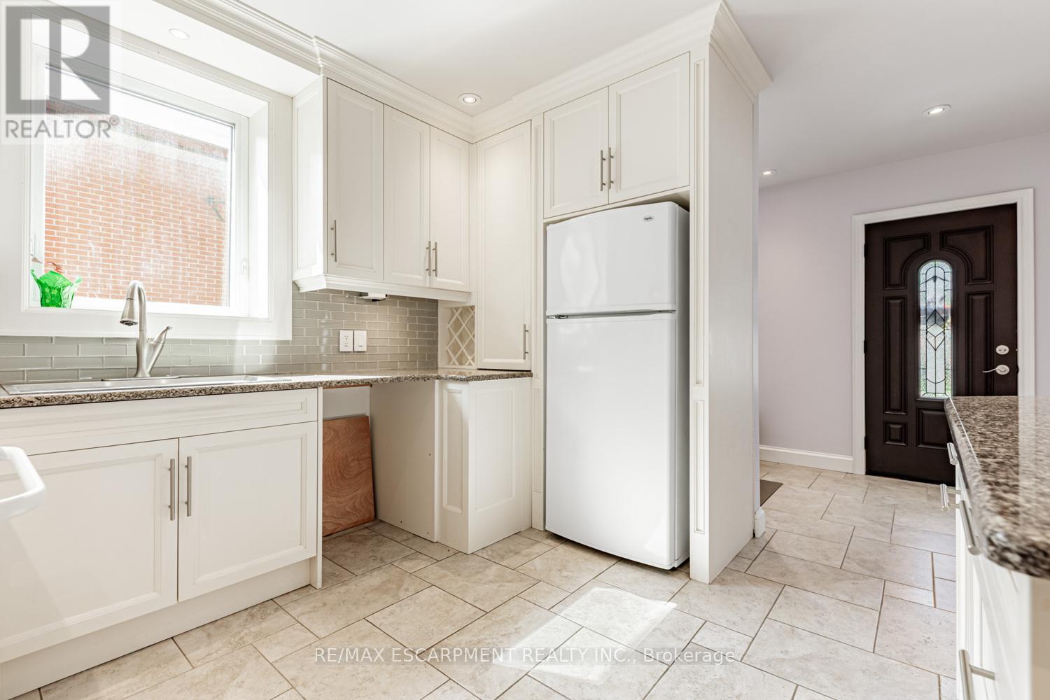 19 Stock Avenue, Toronto, Ontario  M8Z 5C3 - Photo 4 - W12412797