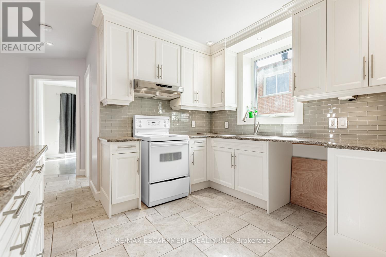19 Stock Avenue, Toronto, Ontario  M8Z 5C3 - Photo 5 - W12412797