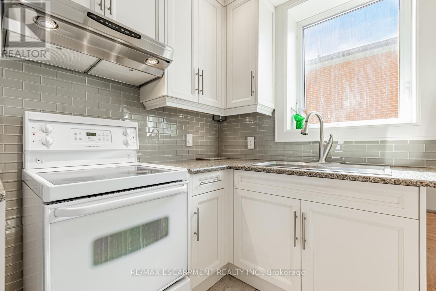 19 Stock Avenue, Toronto, Ontario  M8Z 5C3 - Photo 6 - W12412797