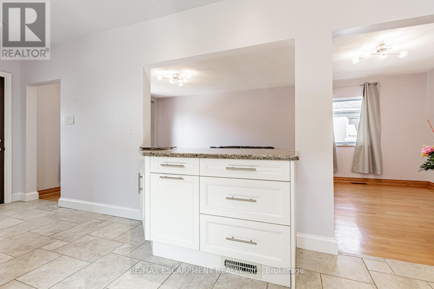19 Stock Avenue, Toronto, Ontario  M8Z 5C3 - Photo 7 - W12412797