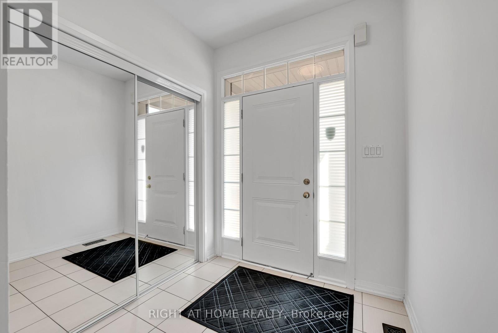 59 Henry Crescent, Milton, Ontario  L9T 9A4 - Photo 4 - W12412812