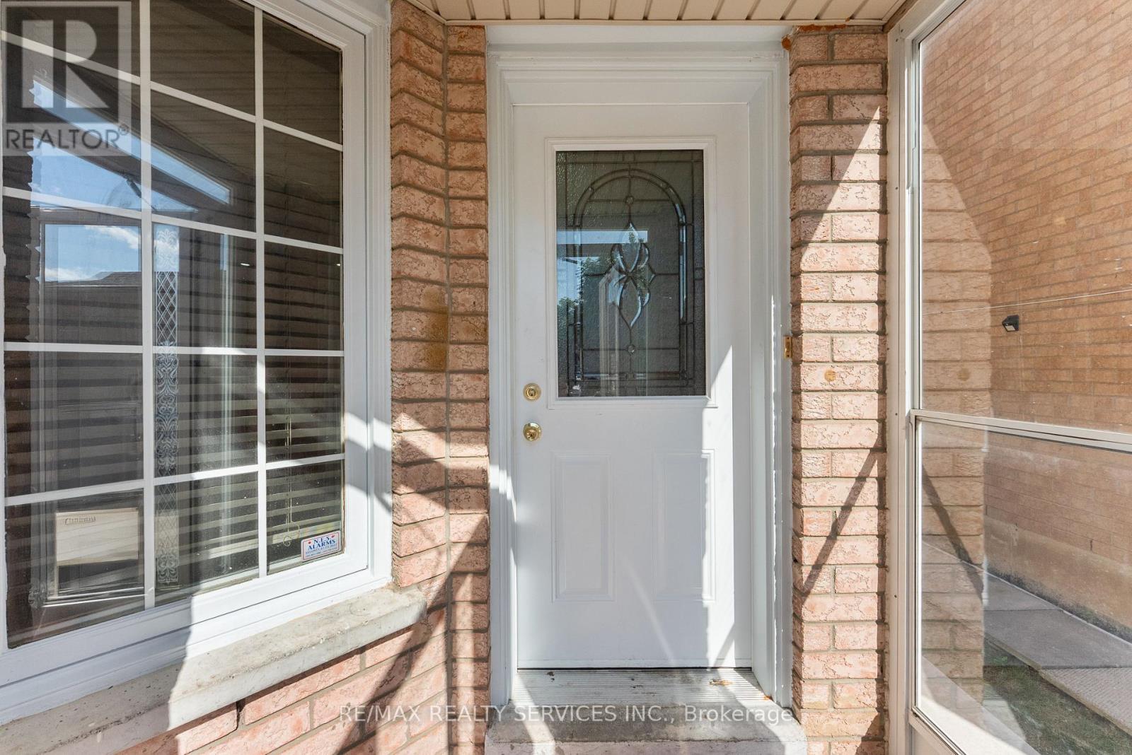 40 Herkes Drive, Brampton, Ontario  L6Y 5B2 - Photo 2 - W12412838