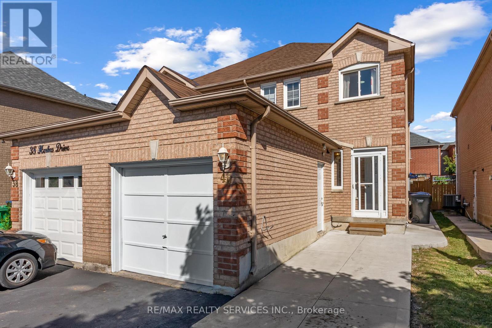 40 Herkes Drive, Brampton, Ontario  L6Y 5B2 - Photo 3 - W12412838