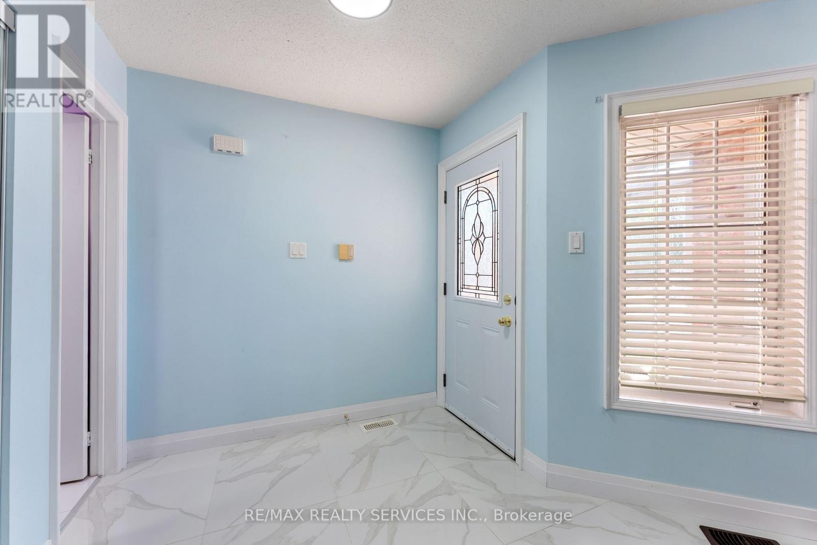 40 Herkes Drive, Brampton, Ontario  L6Y 5B2 - Photo 4 - W12412838